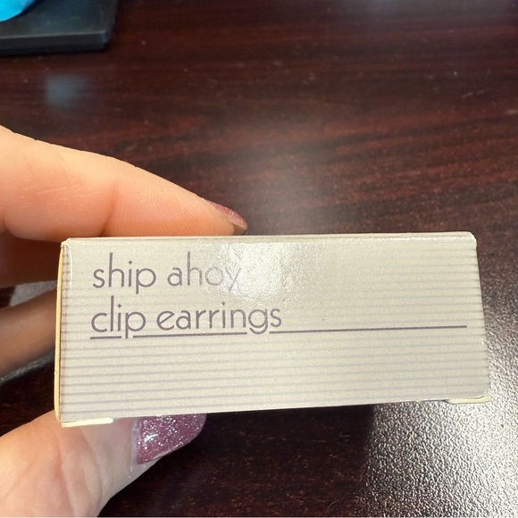 Avon “ship ahoy” Goldtone Nautical Sailboat clip Earrings NIB 1992 - Picture 3 of 5